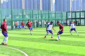 边路进攻怎样创造机会：宽度、套边与传中的配合