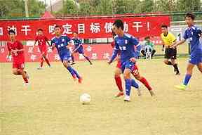 边路进攻怎样创造机会：宽度、套边与传中的配合